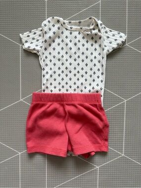 Gap|baby girl/toddler summer set,White ribbed  Onesie & waffle Knit Shorts•••